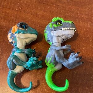 Fingerlings Untamed Gamma  X-Ray T-Rex Dinosaurs WowWee Lot of 2 need Batteries